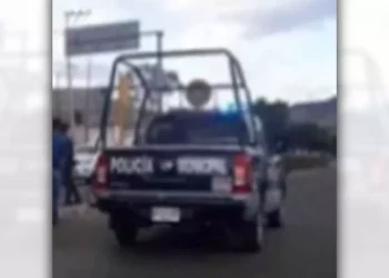 El exceso de confianza y el estado inconveniente provocaron que el joven terminara sobre el pavimento.