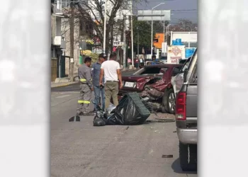 El fuerte impacto ocurrió en plena zona centro; el estado de salud del motociclista se reporta como reservado.