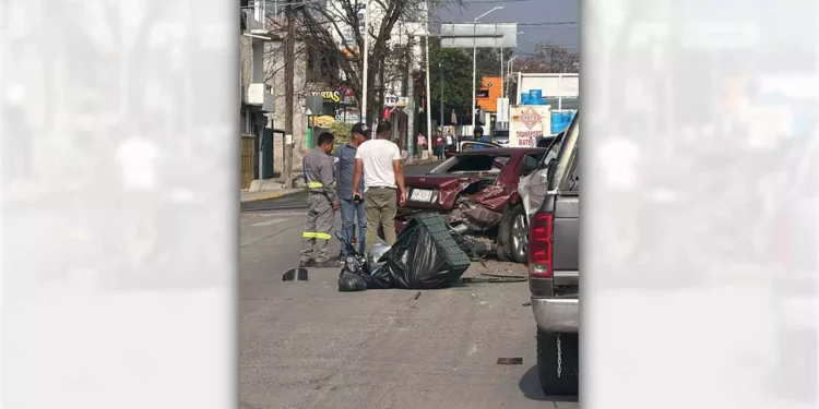 El fuerte impacto ocurrió en plena zona centro; el estado de salud del motociclista se reporta como reservado.