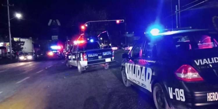 El joven de 22 años fue auxiliado por paramédicos de CNE.