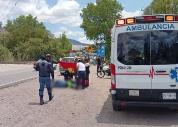 El conductor de la Itálika terminó sobre el asfalto tras impactar por alcance contra una camioneta Van.