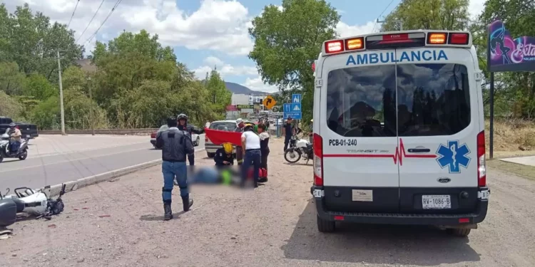 El conductor de la Itálika terminó sobre el asfalto tras impactar por alcance contra una camioneta Van.
