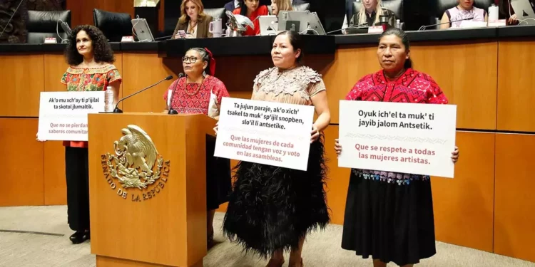 Foto: Senado de la República // Indígenas tsotsiles demandan proteger la indumentaria artesanal indígena.