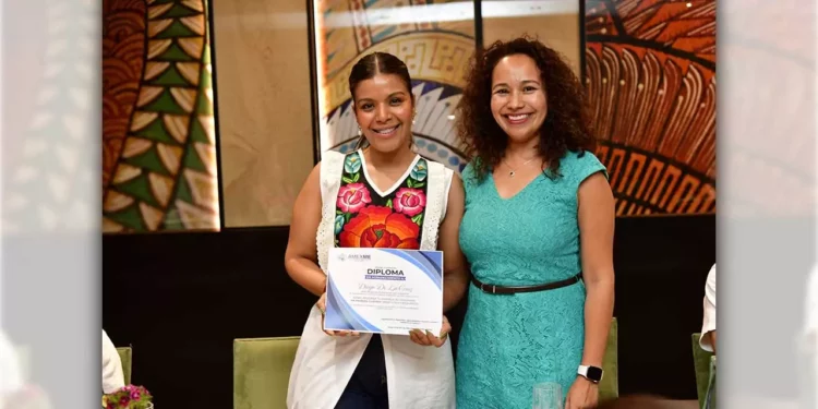 Foto: Rubén Morales // La presidenta de AMEXME Oaxaca, Itandehui Ramírez Como, agradeció la participación de invitados especiales.