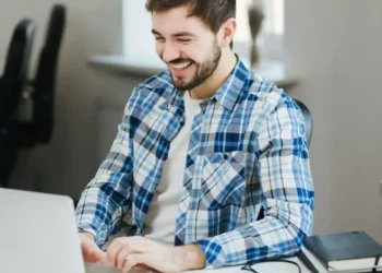 ¿Por qué cuesta tanto cerrar una app? La lógica del “uno más” en 2026