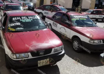 Foto: Adrián Gaytán // A la vieja usanza, Semovi oficializa tarifazo en favor de taxis en Semana Santa.