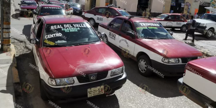 Foto: Adrián Gaytán // A la vieja usanza, Semovi oficializa tarifazo en favor de taxis en Semana Santa.