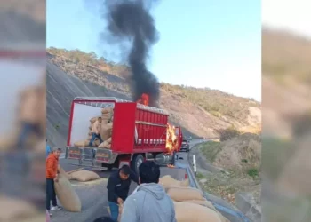 VIDEO | ¡Incendio consume camión en la súper Mitla–Tehuantepec! Logran salvar la mayor parte del maíz