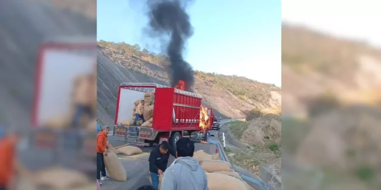 VIDEO | ¡Incendio consume camión en la súper Mitla–Tehuantepec! Logran salvar la mayor parte del maíz