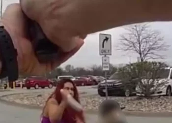 Policía abate a mujer que apuñalaba a un niño en Walmart