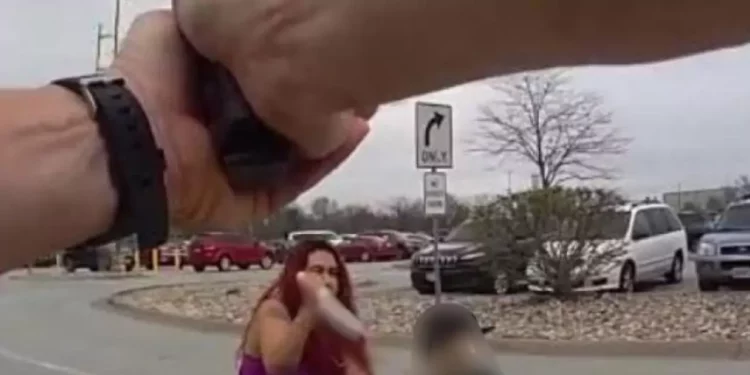 Policía abate a mujer que apuñalaba a un niño en Walmart