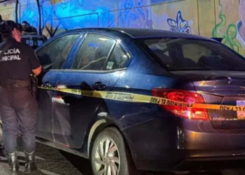Autoridades de la Fiscalía General realizaron el levantamiento del cuerpo en la avenida Venus; el vehículo quedó bajo resguardo.