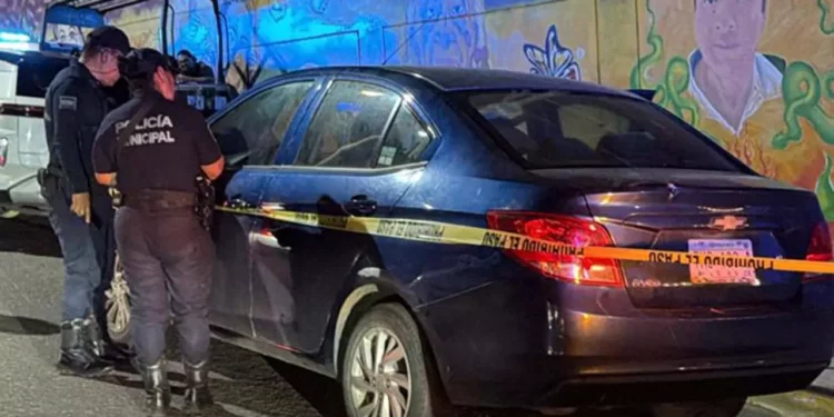 Autoridades de la Fiscalía General realizaron el levantamiento del cuerpo en la avenida Venus; el vehículo quedó bajo resguardo.