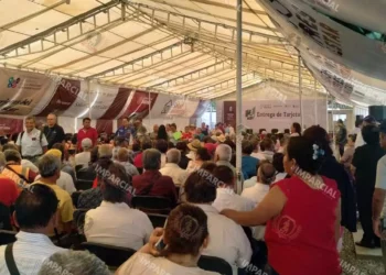 Foto: Pedro Silva // Adultos mayores a la espera la tarjeta Bienestar soportando el efecto invernadero de una carpa de hule en la delegación de Sebien.