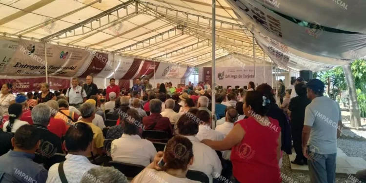 Foto: Pedro Silva // Adultos mayores a la espera la tarjeta Bienestar soportando el efecto invernadero de una carpa de hule en la delegación de Sebien.
