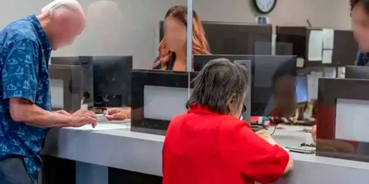 Foto: Archivo // Adultos mayores, entre los más afectados por mal servicio de bancos.