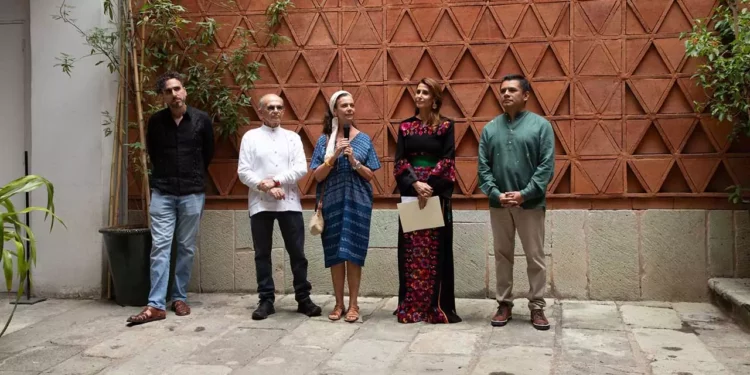 Autoridades culturales e invitados especiales participaron en la inauguración de la exposición.