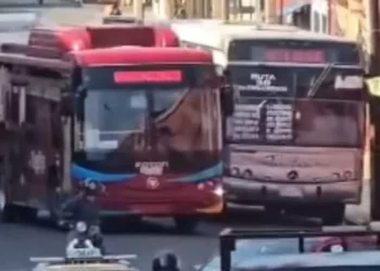 VIDEO | ¿Pleito por el pasaje en pleno centro? BinniBus en el ojo del huracán por maniobra polémica