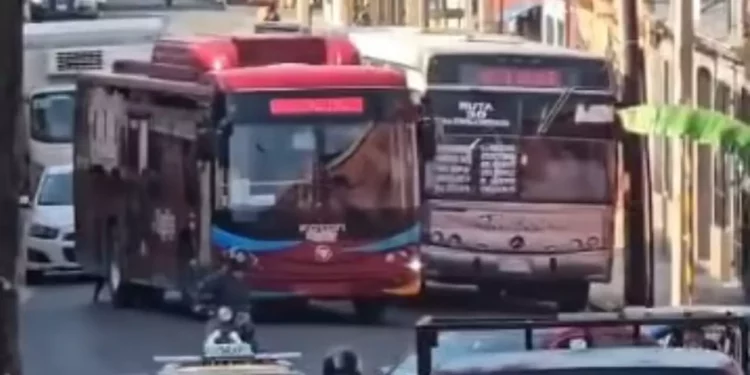 VIDEO | ¿Pleito por el pasaje en pleno centro? BinniBus en el ojo del huracán por maniobra polémica
