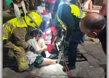 Bomberos utilizaron equipo hidráulico para rescatar al ciudadano extranjero.