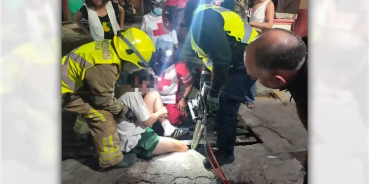 Bomberos utilizaron equipo hidráulico para rescatar al ciudadano extranjero.