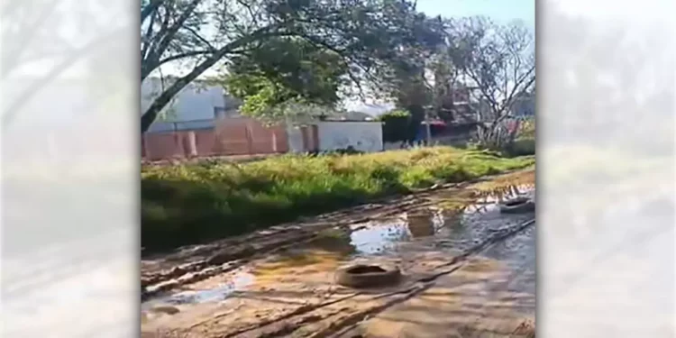 Foto: tomada de video // Barro, calles inundadas y afectaciones por las lluvias del fin de semana y ninguna autoridad de San Jacinto Amilpas se ha acercado para apoyar a vecinos de Brenamiel.