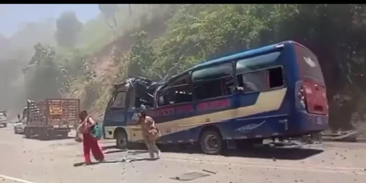 VIDEO | Devastadoras imágenes: ataque con explosivos en la Vía Panamericana deja 7 fallecidos