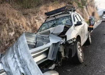 ¡Impacto en la Costa de Oaxaca! Camioneta se estrella contra barrera en la Barranca Larga–Ventanilla