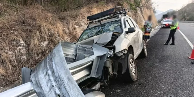¡Impacto en la Costa de Oaxaca! Camioneta se estrella contra barrera en la Barranca Larga–Ventanilla