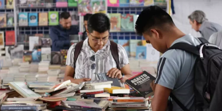 Cerca del 80 por ciento de la población mexicana mantiene hábitos de lectura en distintos formatos.