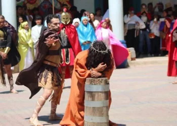 Cientos de fieles participaron en la representación del Viacrucis en Santiago Juxtlahuaca
