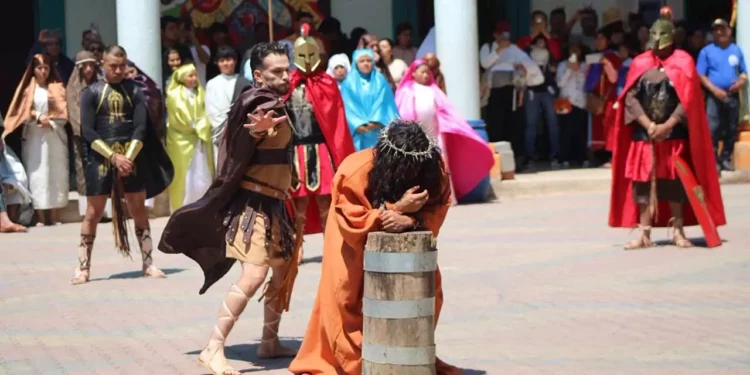 Cientos de fieles participaron en la representación del Viacrucis en Santiago Juxtlahuaca