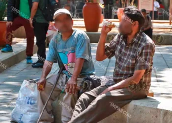 Foto: Adrián Gaytán // Consumo de alcohol, actitud recurrente en calles e, incluso, en el zócalo de la capital.