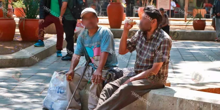 Foto: Adrián Gaytán // Consumo de alcohol, actitud recurrente en calles e, incluso, en el zócalo de la capital.