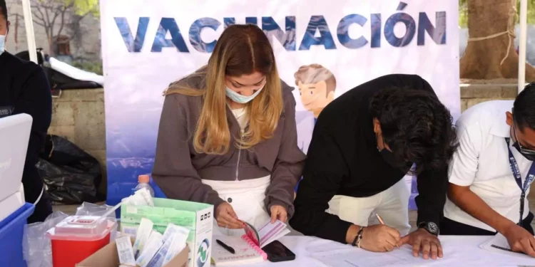 Continúa la fase de vacunación contra el sarampión en diversos puntos de Oaxaca.