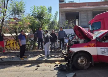 Paramédicos del SAMU y Cruz Roja brindaron maniobras de soporte vital a los heridos, priorizando la atención de los infantes involucrados. Agentes de Vialidad cerraron parcialmente la circulación.