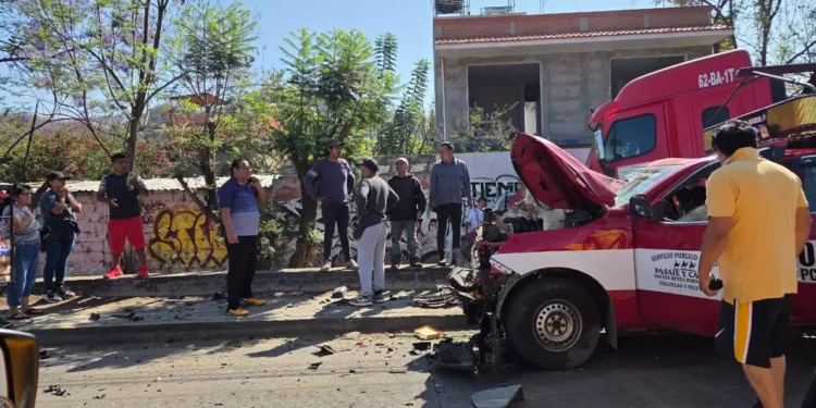 Paramédicos del SAMU y Cruz Roja brindaron maniobras de soporte vital a los heridos, priorizando la atención de los infantes involucrados. Agentes de Vialidad cerraron parcialmente la circulación.