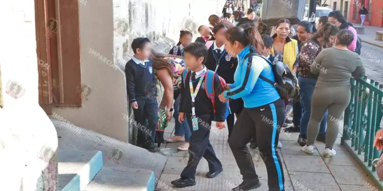 Foto: Adrián Gaytán // De nueva cuenta escuelas públicas y privadas abrieron sus puertas tras vacaciones de Semana Santa.