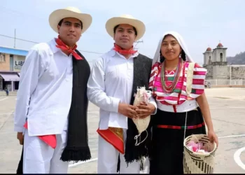 Delegaciones de distintos municipios de la región Mixteca se presentaron ante el Comité Intercultural.