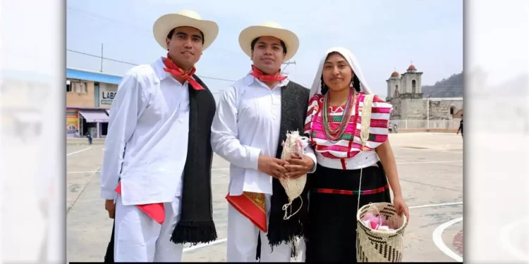 Delegaciones de distintos municipios de la región Mixteca se presentaron ante el Comité Intercultural.