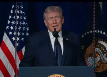 Donald Trump impone aranceles históricos a medicamentos importados y ajusta tasas a metales