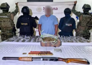 El armamento, la droga y el detenido fueron presentados ante la autoridad ministerial.