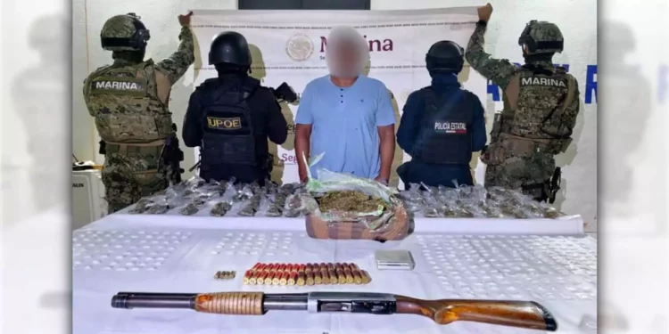 El armamento, la droga y el detenido fueron presentados ante la autoridad ministerial.