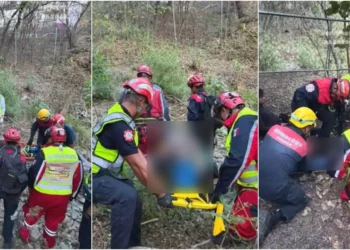 El Heroico Cuerpo de Bomberos utilizó equipo especializado para extraer a los lesionados del barranco de 20 metros de profundidad.