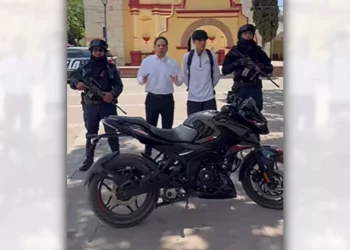 El joven Brandon recibió su motocicleta de manos de las autoridades de Santa Lucía del Camino.