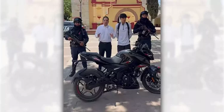 El joven Brandon recibió su motocicleta de manos de las autoridades de Santa Lucía del Camino.