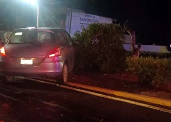 El vehículo Suzuki terminó impactado contra las jardineras y el camellón central en la rotonda del monumento a Lázaro Cárdenas.
