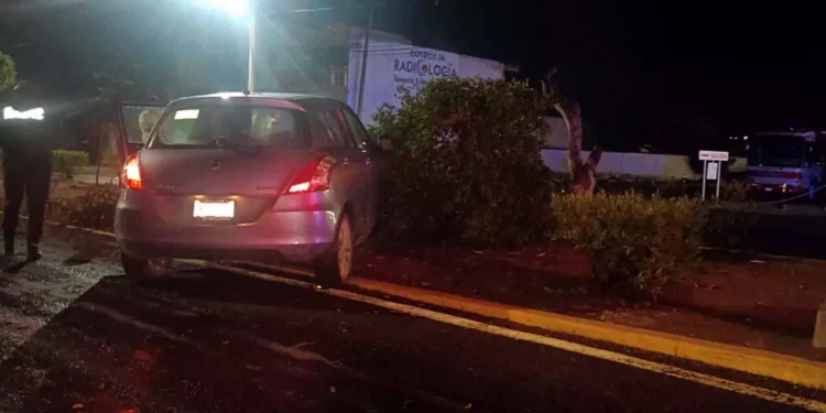El vehículo Suzuki terminó impactado contra las jardineras y el camellón central en la rotonda del monumento a Lázaro Cárdenas.