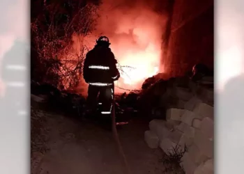Elementos de Bomberos y Protección Civil lograron sofocar las llamas.