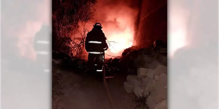 Elementos de Bomberos y Protección Civil lograron sofocar las llamas.